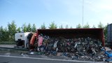 Sjezd z D1 na Ostravu zasypaly odpadky: Řidič náklaďáku položil návěs na bok