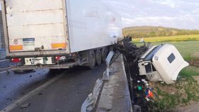Vážná nehoda na Benešovsku: Řidič se čelně srazil s kamionem, na místě zemřel!