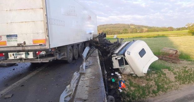 Vážná nehoda na Benešovsku: Řidič se čelně srazil s kamionem, na místě zemřel!