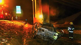 Smrtelná nehoda u Velké Bystřice: Auto začalo po nárazu do mostu hořet