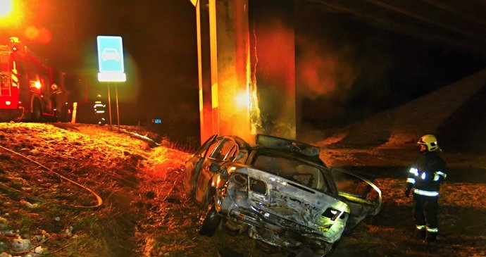 Smrtelná nehoda u Velké Bystřice: Auto začalo po nárazu do mostu hořet