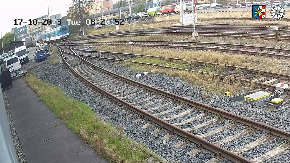 Policie zveřejnila video z nehody kamionu a vlaku v Olomouci.