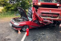 Kombajn na Olomoucku sešrotoval osobní auto: Zaklíněný řidič skončil ve vážném stavu v nemocnici