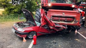 Kombajn na Olomoucku sešrotoval osobní auto. Řidič jako zázrakem přežil.