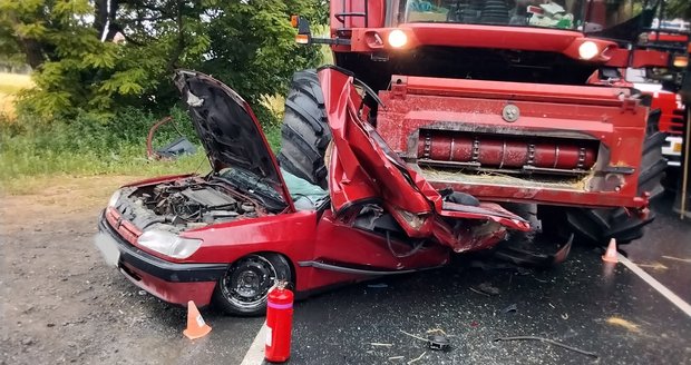 Kombajn na Olomoucku sešrotoval osobní auto: Zaklíněný řidič skončil ve vážném stavu v nemocnici