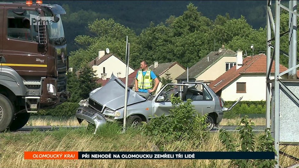 Při nehodě na Olomoucku zemřeli dva dospělí a dítě, další dvě se zranily