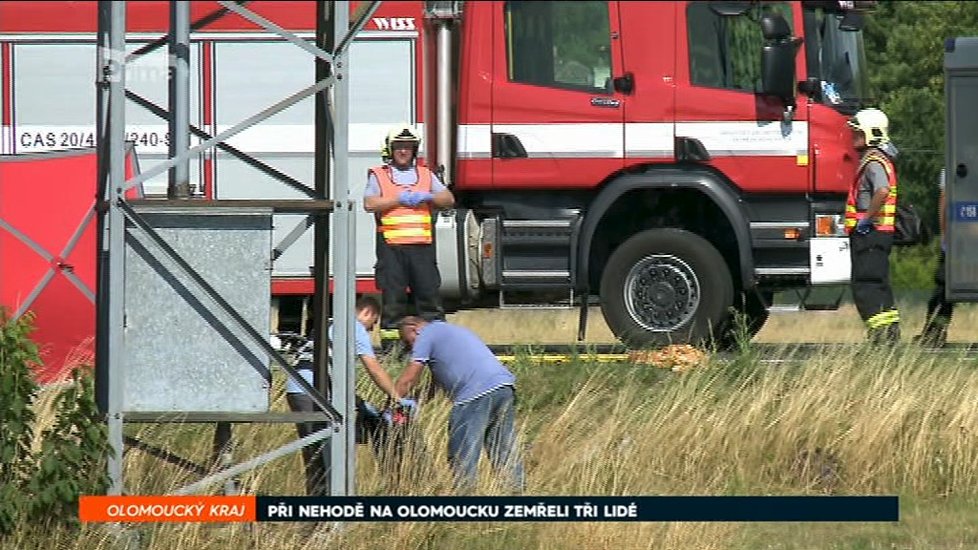 Při nehodě na Olomoucku zemřeli dva dospělí a dítě, další dvě se zranily