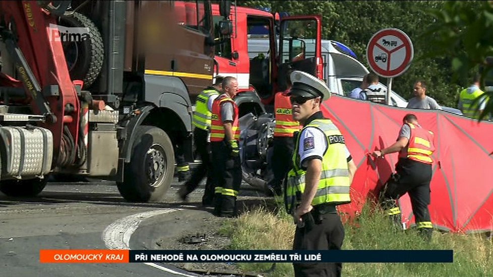 Při nehodě na Olomoucku zemřeli dva dospělí a dítě, další dvě se zranily