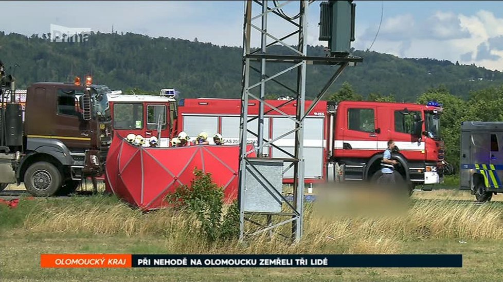 Při nehodě na Olomoucku zemřeli dva dospělí a dítě, další dvě se zranily