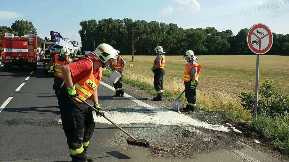 Při nehodě na Olomoucku zemřeli dva dospělí a dítě. Druhé zemřelo v nemocnici.