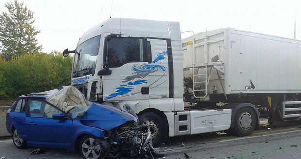 Tragická nehoda u Olomouce: Kamion vymrštil osobák do protisměru. Řidič zemřel