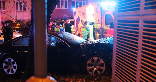Hrozivá nehoda na Žižkově: Dvě ženy srazil bavorák, zranil se i muž za volantem
