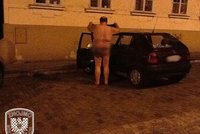 Opilec šokoval znojemské strážníky: Od volantu vylezl úplně nahý!