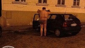 Muž (48) nedokázal strážníkům vysvětlit, proč řídil opilý a ještě k tomu nahý