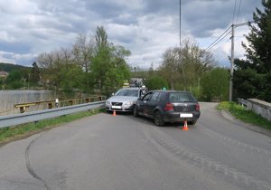 Opilec v tmavém golfu naboural auto v protisměru.