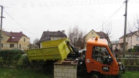 Takhle jezdí alkohol! Šofér (28) bez řidičáku a se dvěma promile si to namířil do plotu.