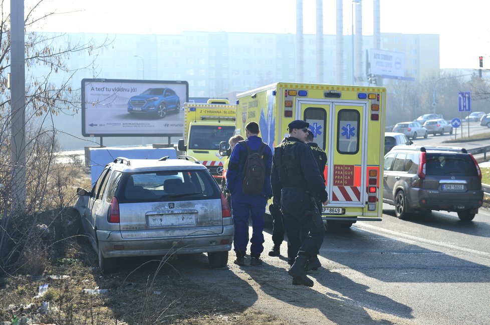 Opilý řidič to napálil do betonových svodidel, nic se mu nestalo, zbytek posádky odvezli záchranáři.