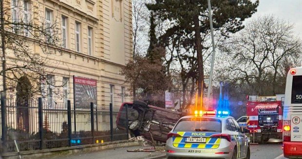 ¡Un conductor ebrio atacó cerca de una escuela en Hrdlořez, Praga! Destruyó el coche, destrozó la valla. ¡Un conductor ebrio atacó cerca de una escuela en Hrdlořez, Praga! Destruyó el coche, destrozó la valla.