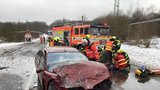 Náledí, smyk a bouračka: Renault vlétl přímo pod kola náklaďáku, řidiče odvážel vrtulník