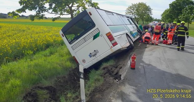 U Oseka na Rokycansku ve středu ráno havaroval autobus s 33 dětmi. Sjel do příkopu. (20. 5. 2026)