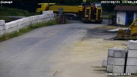 Na železničním přejezdu ve Stráži nad Nisou u Liberce se srazil osobní vlak s přívěsem nákladního auta, na kterém byl bagr (21.6.2023).