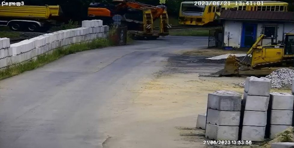 Na železničním přejezdu ve Stráži nad Nisou u Liberce se srazil osobní vlak s přívěsem nákladního auta, na kterém byl bagr. (21. 6. 2023)