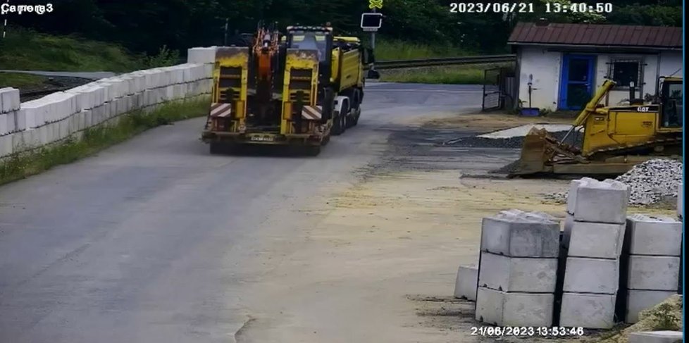 Na železničním přejezdu ve Stráži nad Nisou u Liberce se srazil osobní vlak s přívěsem nákladního auta, na kterém byl bagr. (21. 6. 2023)