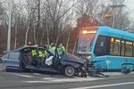 Ve zdemolovaném BMW zemřel mladík (†20), druhý (23) bojuje o život. Auto vjelo v Ostravě přímo pod kola tramvaje.