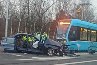 S BMW smykem pod tramvaj! Řidič (†20) nepřežil, kamarád bojuje o život