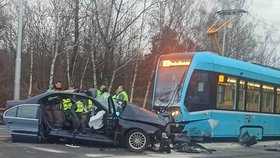 Ve zdemolovaném BMW zemřel mladík (†20), druhý (23) bojuje o život. Auto vjelo v Ostravě přímo pod kola tramvaje.