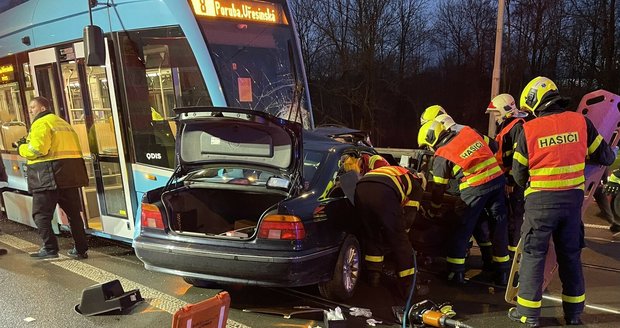 Ve zdemolovaném BMW zemřel mladík (†20), druhý (23) bojuje o život. Auto vjelo v Ostravě přímo pod kola tramvaje.
