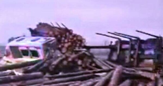 Di jalan raya dekat Ostrava, ban truk pecah, menabrak sebuah van dan pagar pembatas, serta kayu-kayu berjatuhan ke jalan. Mobil-mobil lain perlahan-lahan menabrak mereka. Lima orang terluka, satu meninggal. (11/12/2025) Di jalan raya dekat Ostrava, ban truk pecah, menabrak sebuah van dan pagar pembatas, serta kayu-kayu berjatuhan ke jalan. Mobil-mobil lain perlahan-lahan menabrak mereka. Lima orang terluka, satu meninggal. (11/12/2025)