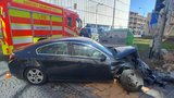 Mladík naboural parkující auto: Bylo v něm miminko! Náraz ho ještě odmrštil do domu