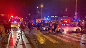 Vážnou nehodu tří aut v Ostravě odneslo zraněním šest lidí.