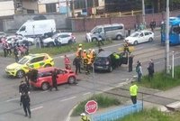 V Ostravě se srazila dvě auta s policisty: Tři zranění, jeden patrně opilý a mrtvý pes
