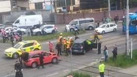 V Ostravě se srazila dvě auta s policisty: Tři zranění, jeden patrně opilý a mrtvý pes