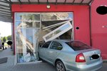 Řidič (39) neukočíroval ve velké rychlosti své auto a narazil do budovy s prodejnou potravin. Se štěstím nikoho nezranil.
