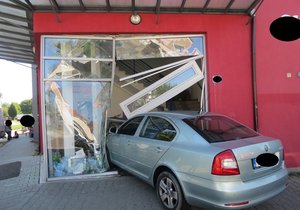 Řidič (39) neukočíroval ve velké rychlosti své auto a narazil do budovy s prodejnou potravin. Se štěstím nikoho nezranil.