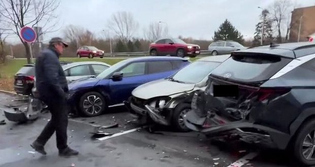Seniorka (68) v elektrovozu nabourala v Ostravě pět zaparkovaných aut.