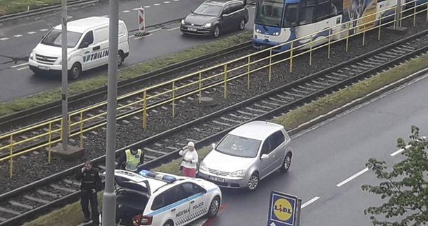 Stovky metrů v protisměru: Zmatená seniorka netušila, kudy jede! 