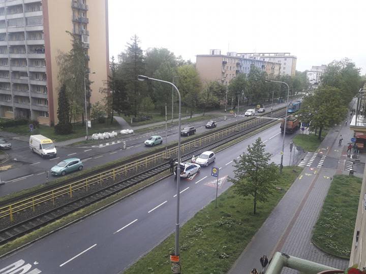 Seniorka (76) za volantem se řítíla desítky až stovky metrů v protisměru Opavskou ulicí v Ostravě-Porubě.