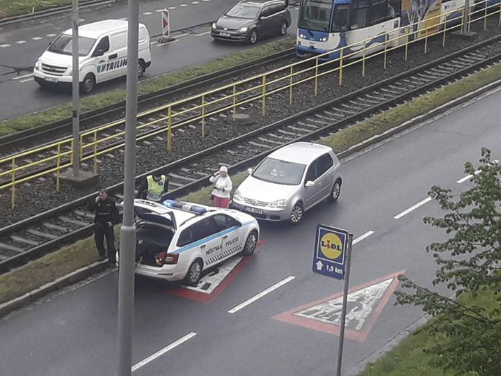 Seniorka (76) za volantem se řítíla desítky až stovky metrů v protisměru Opavskou ulicí v Ostravě-Porubě.