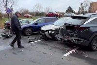 Demoliční četa: Seniorka v elektrovoze „srolovala" pět zaparkovaných aut!