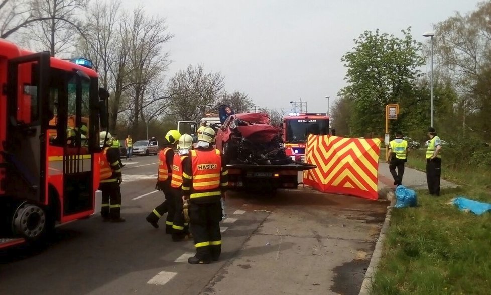 Frekventovanou Frýdeckou ulici v Ostravě uzavřela v pondělí před polednem smrtelná nehoda osobního auta a popelářského vozu.