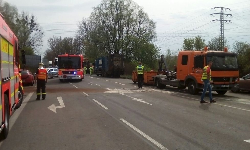 Frekventovanou Frýdeckou ulici v Ostravě uzavřela v pondělí před polednem smrtelná nehoda osobního auta a popelářského vozu.