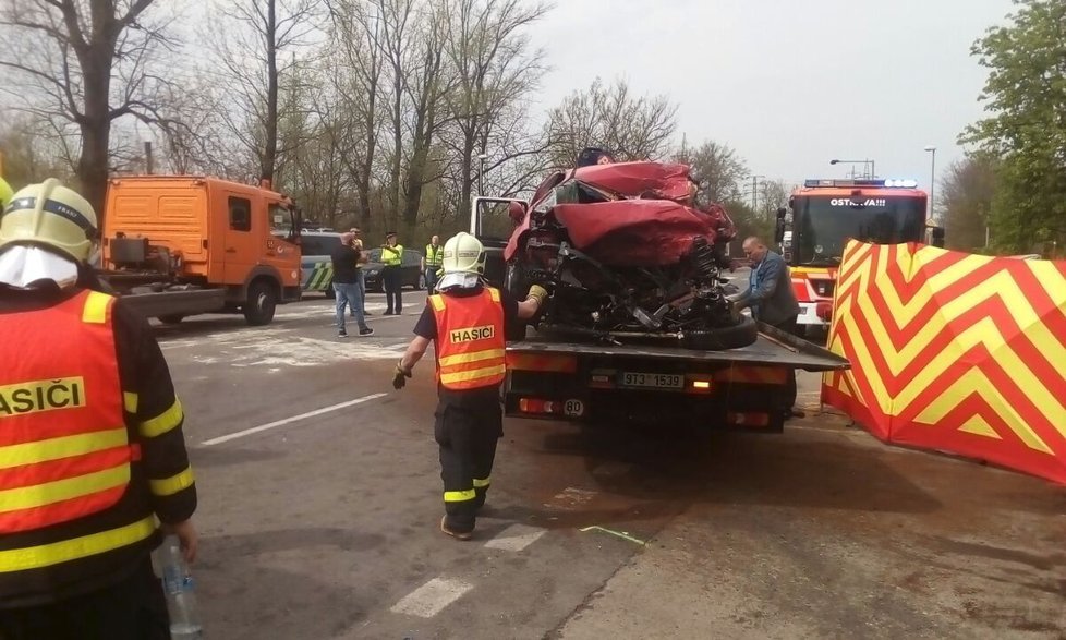 Frekventovanou Frýdeckou ulici v Ostravě uzavřela v pondělí před polednem smrtelná nehoda osobního auta a popelářského vozu.