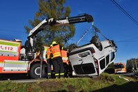 Tragické nehody: Náklaďák přehlédl motorkáře, řidička přejela do protisměru