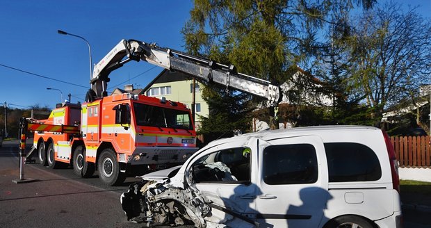 Tři zranění po nehodě v Ostravě, kdy řidička přejela do protisměru.