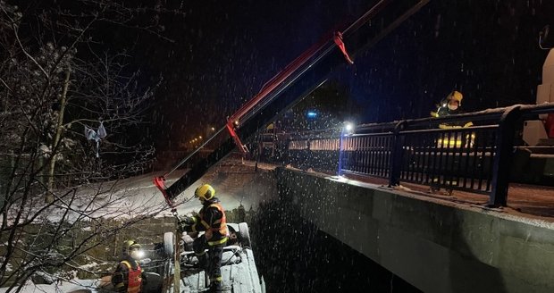 Koupel v ledové vodě okusil řidič fabie v řece Ostravici. Zraněného ho odvezla záchranka.