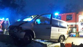 Zrádné náledí. Při středeční ranní nehodě dodávky u Ostrovačic se zranilo pět cestujících, z toho jeden těžce.